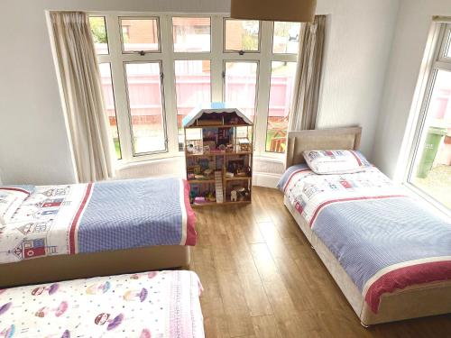 2 BEDROOM FAMILY APARTMENT, Private Car Space & Garden & Entrance , in front of the Pier & Beach , B - Marldon