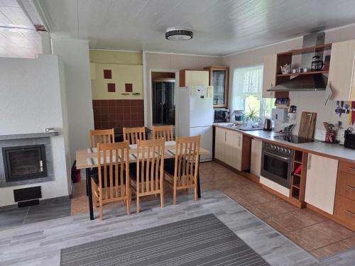 Kitchen, Linnamaja kuni 10-le inimesele in Karksi-Nuia
