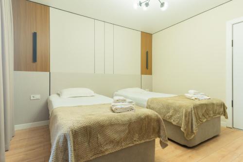 2 twin beds