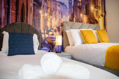 6 BR 4 Bath Central Worcester Sleeps 12, Worcester