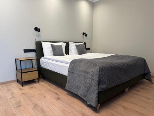 1 queen bed, 1 sofa bed