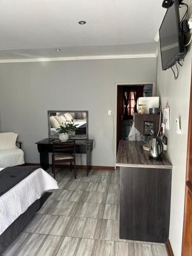 1 queen bed, 1 twin bed