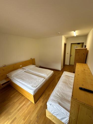 1 queen bed, 1 twin bed