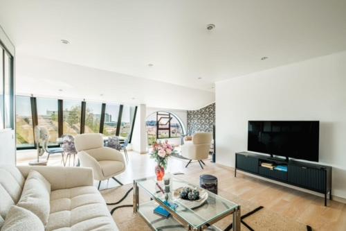 Bright apartment with panoramic views - image 5