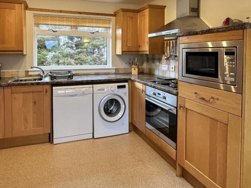 Kitchen, Thistle Cottage - Uk5867 in Achmelvich