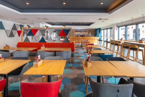bar/salon, Holiday Inn Express Exeter - City Centre By IHG in Exeter Central