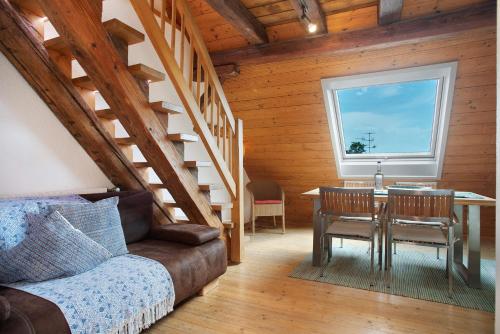 2 bedrooms, 3 beds
