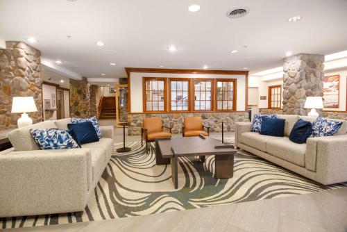 골프장(숙소 내), 코스트 캔모어 호텔 앤 컨퍼런스 센터 (Coast Canmore Hotel & Conference Centre) in 캔모어 (AB)