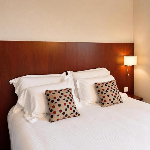 1 double bed, 3 twin beds