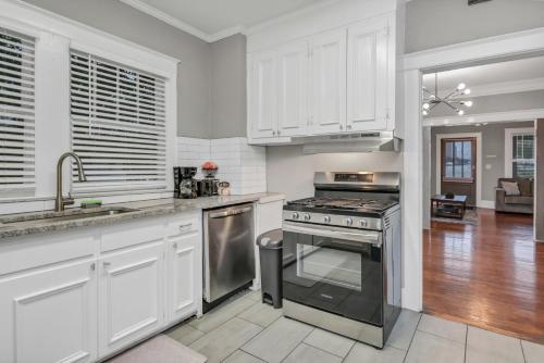 Kuchnia, Bull Street Bungalow - Close to USC and 5 TVs! in Colonial Heights