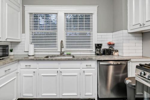 Widok, Bull Street Bungalow - Close to USC and 5 TVs! in Colonial Heights