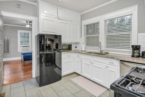 Widok, Bull Street Bungalow - Close to USC and 5 TVs! in Colonial Heights