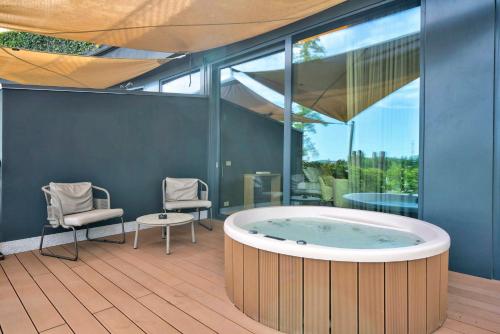 อ่างแช่น้ำร้อน, Relais & Spa Castello di Casiglio in แอร์บา