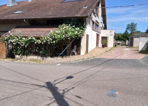 Maison confortable à Échenans - 55 m² avec jardin privé gîte à louer Bretigney