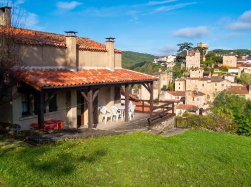 Charmante maison à Puy-l'Évêque avec jardin et balcon