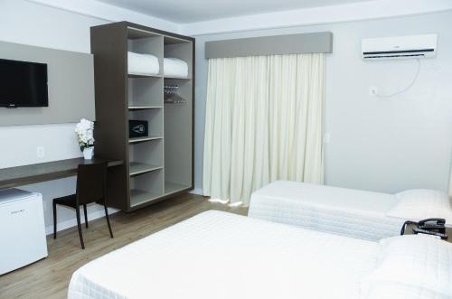 4 twin beds