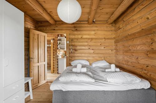 Log Cabin 5 Min to Fjord Beach with Beautiful Field Views in Mosebolle