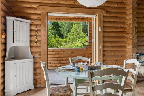 Log Cabin 5 Min to Fjord Beach with Beautiful Field Views in Mosebolle