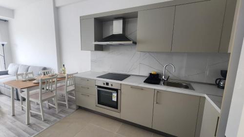PMTR Luxury 1BR Apartment with Sea View in Bar - image 4