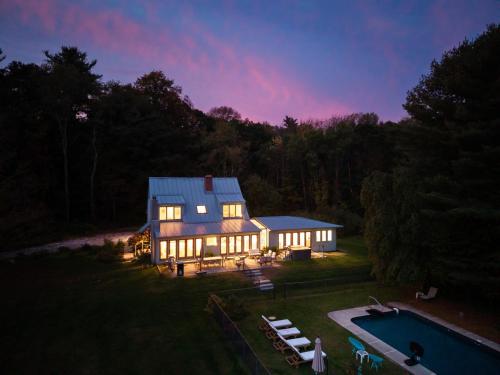 Luxury Berkshire Retreat with Pool and Hot Tub and Sleeps 18 in Egremont (MA)