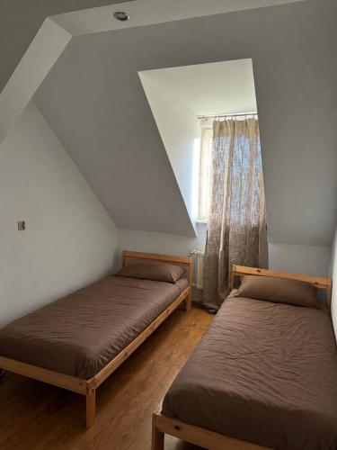2 twin beds