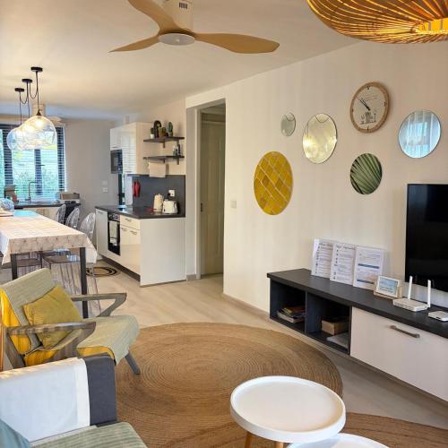 Les Cerisiers - Beach Apartment with Pool, Few Steps to the Beach 4