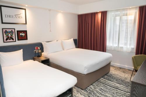 Zimmer mit verbindungstür, familien