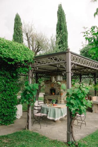 Elegant In-Villa House with Pool and Garden in Camucia