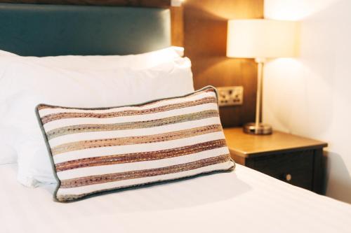 1 king bed, 1 twin bed