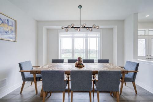 Bright New 5BR 3BA Sweet Home in Newmarket (ON)