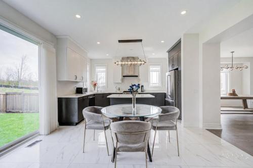 Bright New 5BR 3BA Sweet Home in Newmarket (ON)