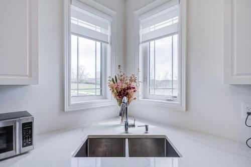 Bright New 5BR 3BA Sweet Home in Newmarket (ON)