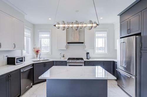 Bright New 5BR 3BA Sweet Home in Newmarket (ON)