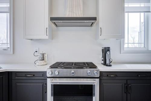 Bright New 5BR 3BA Sweet Home in Newmarket (ON)