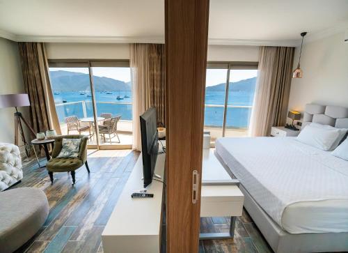 Aurasia Beach Hotel in มาร์มาริส
