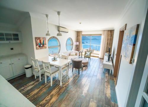 Aurasia Beach Hotel in มาร์มาริส