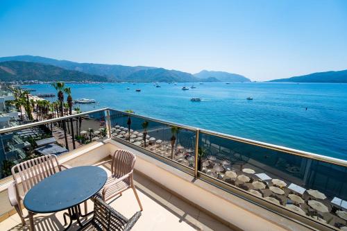 Aurasia Beach Hotel in มาร์มาริส