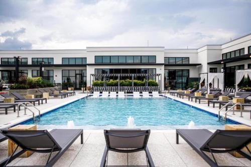 Midtown Luxury Retreat with Pool and Gym-Sleeps 6