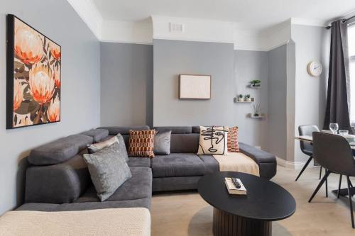 Bright & Spacious London Flat - Sleeps 9, Londres