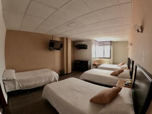 1 double bed, 2 twin beds