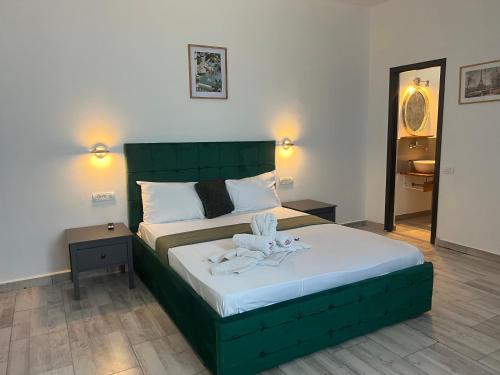1 queen bed, 1 sofa bed