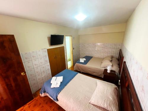 1 queen bed, 1 twin bed