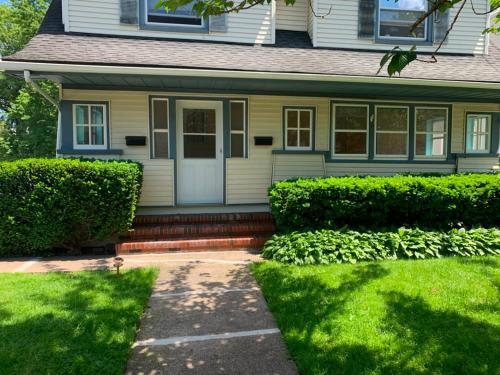 Newly renovated 4 bedroom apartment near downtown. in Montclair (NJ)