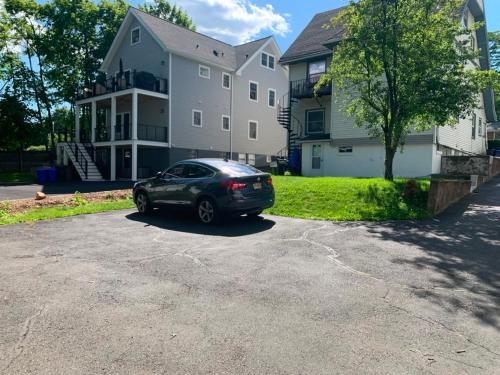 Newly renovated 4 bedroom apartment near downtown. in Montclair (NJ)
