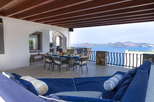 Balcó/terrassa, Stunning Sea Front Villa near Yalikavak Marina in Geriş