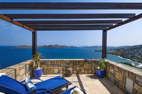 Balcó/terrassa, Stunning Sea Front Villa near Yalikavak Marina in Geriş