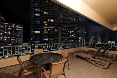 Balcony/terrace, Ramada Plaza by Wyndham Waikiki near Cafe Laniakea
