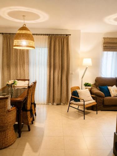 Casa familiar con patio privado y piscina comunitaria cerca de la playa, Malaga (zdjęcie 5)
