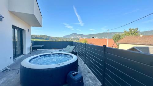 La Villa Évasion Lake View Spa Jacuzzi Fitness (La Villa Evasion Lake View Spa Jacuzzi Fitness) in Lepin-le-Lac