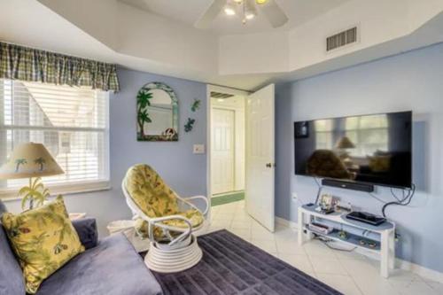 Three Bedroom Condo with Canal Views - image 3